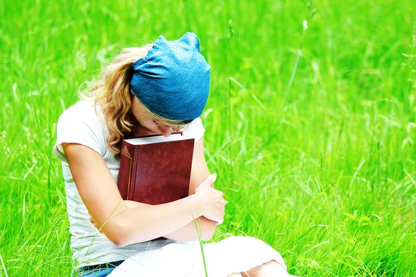 Young girl reads the Bible — Stock Photo, Image