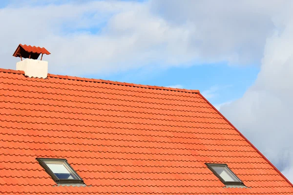 Nebe a na střechu domu — Stock fotografie