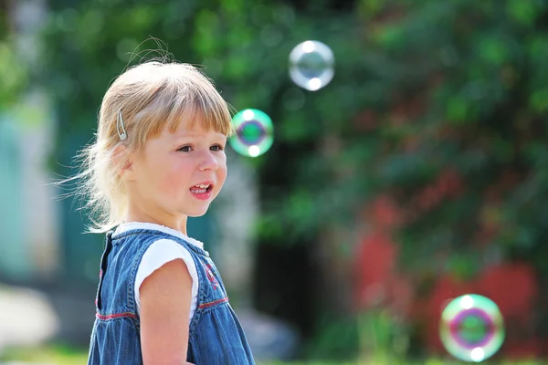 Schöne kleine Mädchen — Stockfoto