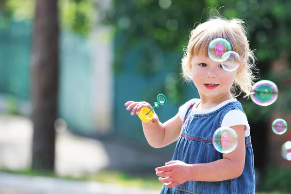 Vacker liten flicka — Stockfoto