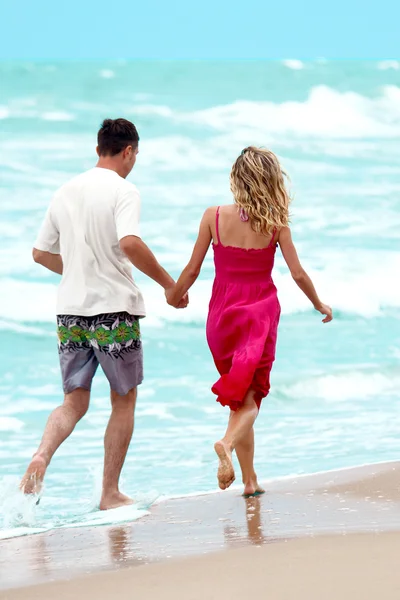 Casal na praia — Fotografia de Stock