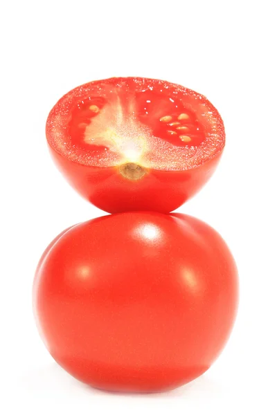 Сочный изолированный помидор — стоковое фото