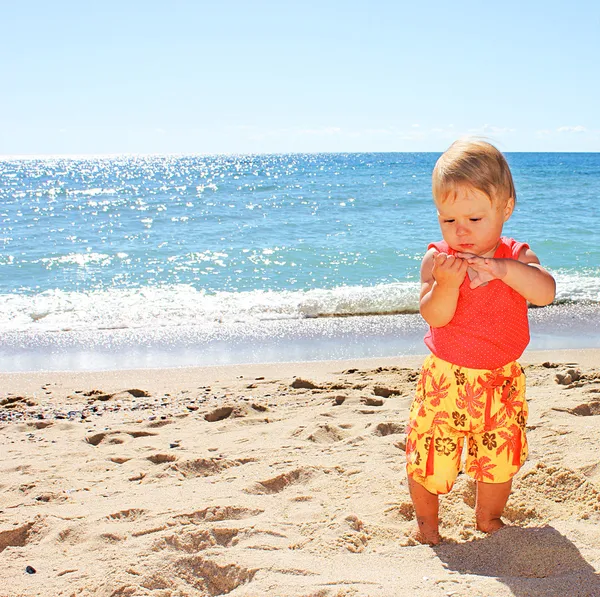 Child on the shore — Stock Photo, Image