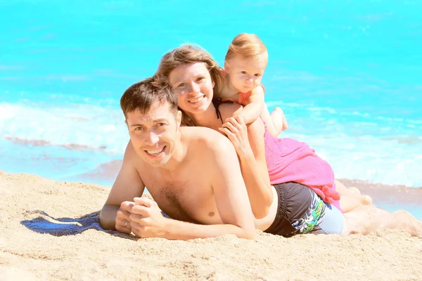 Familjen på stranden av havet — Stockfoto