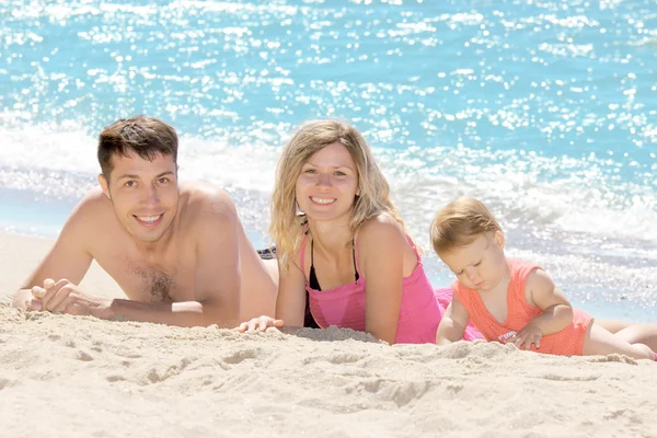 Famiglia sulla riva del mare — Foto Stock