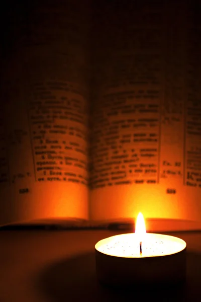 Candle to the Bible — Stock Photo, Image