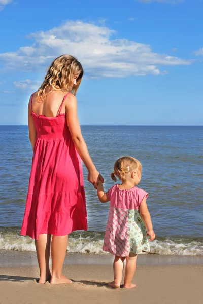 Mère avec bébé au bord de la mer — Photo