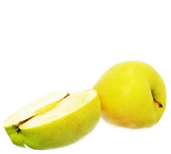 Manzana húmeda amarilla dorada aislada sobre fondo blanco — Foto de Stock