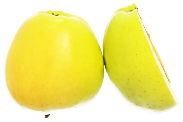 Желтое золотистое мокрое яблоко, изолированное на белом заднем плане — стоковое фото
