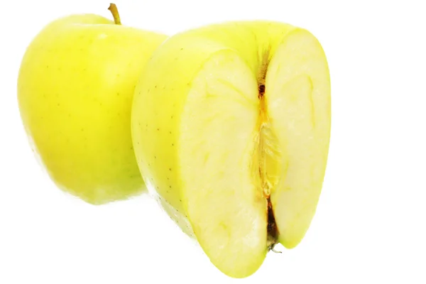 孤立在白色背景上的黄色金湿的苹果 — 图库照片