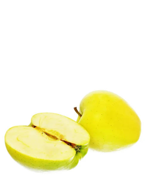 Manzana húmeda amarilla dorada aislada sobre fondo blanco — Foto de Stock