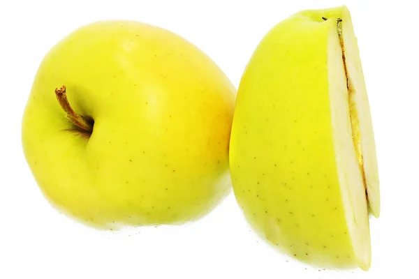 Manzana húmeda amarilla dorada aislada sobre fondo blanco — Foto de Stock