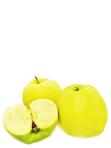 Żółty Złote Jabłko mokry na białym tle na białym tle — Zdjęcie stockowe