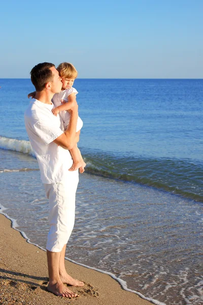 Papá y su hija en la playa — Foto de Stock