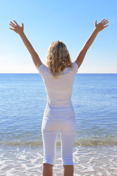 Fille sur la plage — Photo