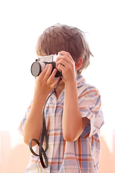 Barn med en gammal kamera — Stockfoto