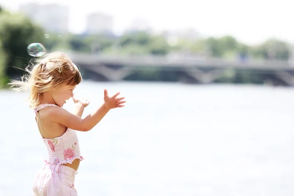 Una bella bambina sulla natura — Foto Stock