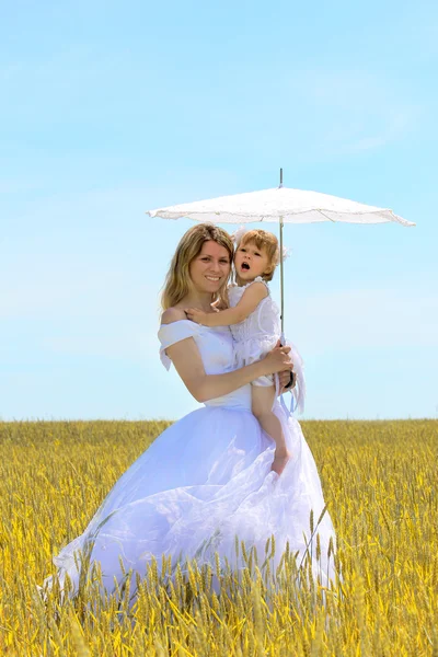 Braut mit Regenschirm und Kind — Stockfoto