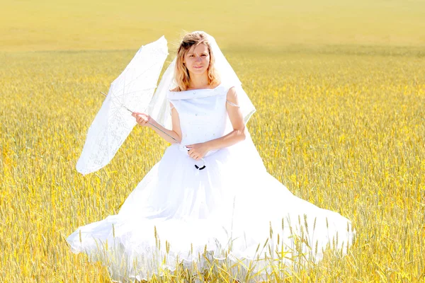 Braut auf einem Weizenfeld — Stockfoto
