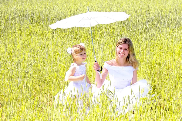 Panna młoda z parasolem i dziecko — Zdjęcie stockowe