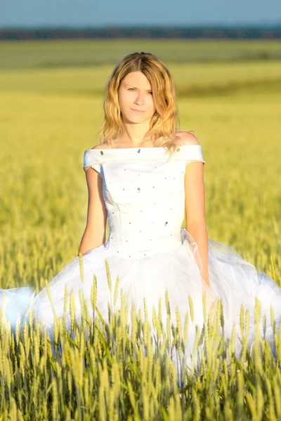 Sposa su un campo di grano — Foto Stock