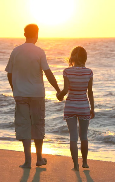 Pareja joven divirtiéndose en la playa —  Fotos de Stock