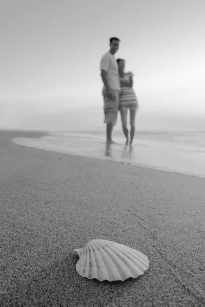 Jeune couple s'amuser sur la plage — Photo