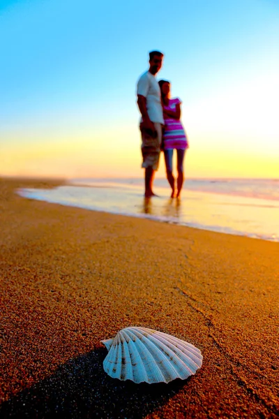 Νεαρό ζευγάρι που διασκεδάζει στην παραλία — Φωτογραφία Αρχείου