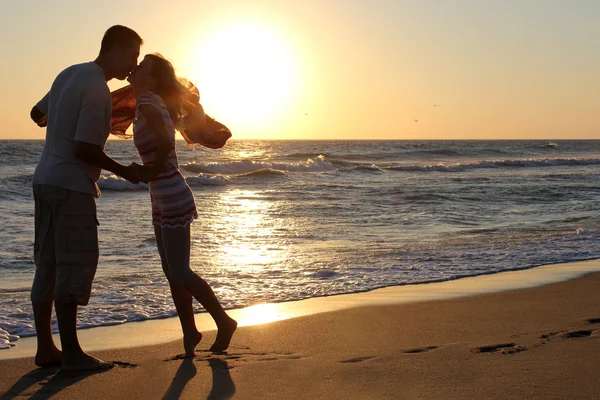 Jovem casal se divertindo na praia — Fotografia de Stock