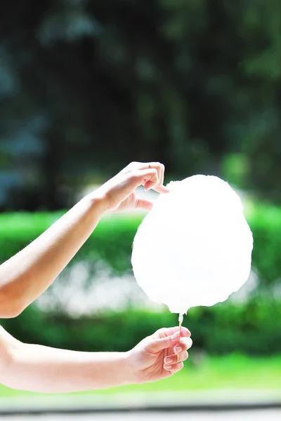 Hand hält Zuckerwatte — Stockfoto