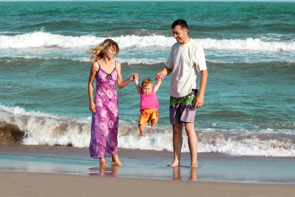 Deniz kıyısında aile — Stok fotoğraf