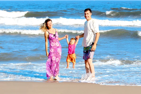 Familie aan de oever van de zee — Stockfoto