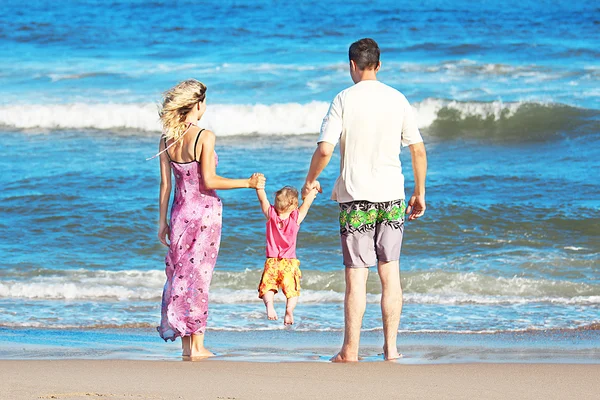 Familia en la orilla del mar —  Fotos de Stock