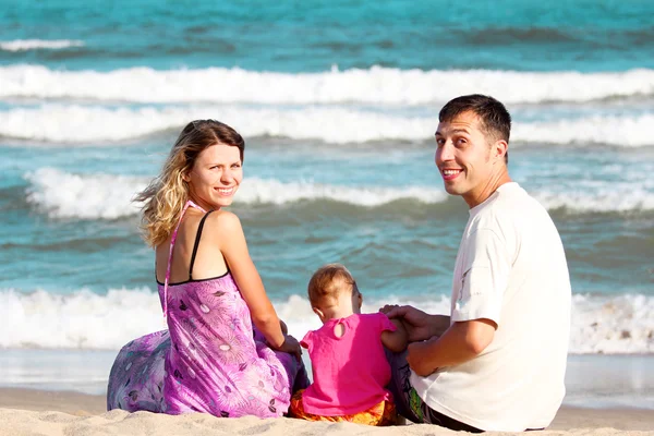 Family on the shore of the sea — Stock Photo, Image