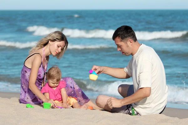 Familjen på stranden av havet — Stockfoto