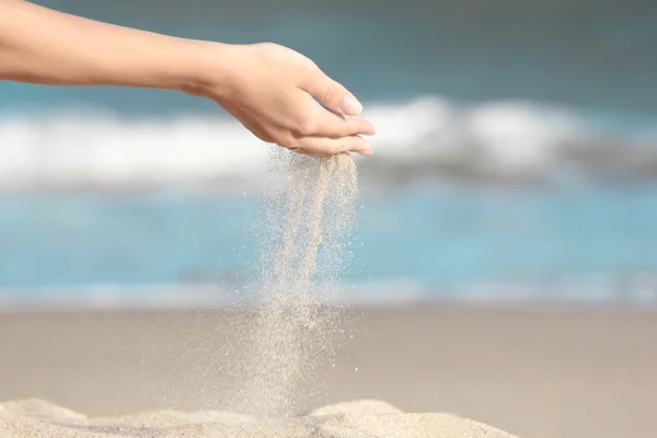 Händer leker med sand — Stockfoto