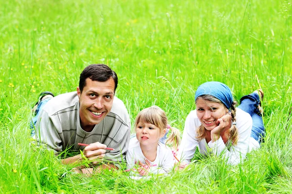 Eine junge Familie auf dem Feld — Stockfoto