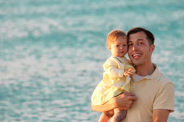 Papa mit Baby am Ufer des Meeres — Stockfoto