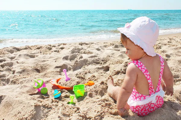 Baby på stranden vid havet — Stockfoto