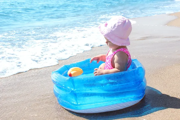 Bambino sulla riva del mare — Foto Stock