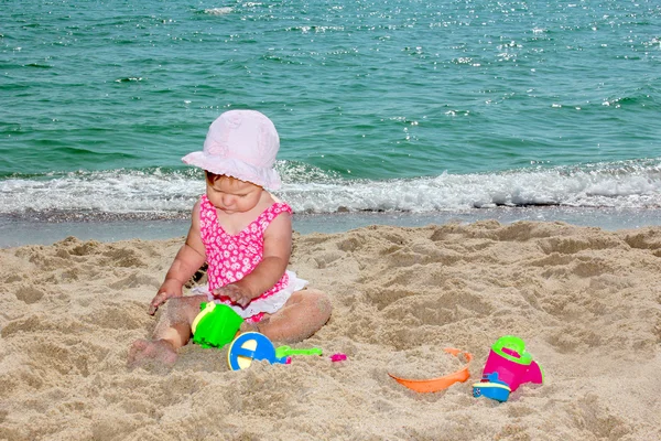 Baby på stranden vid havet — Stockfoto