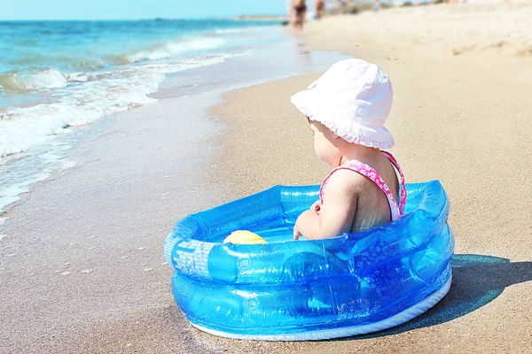 Bambino sulla riva del mare — Foto Stock