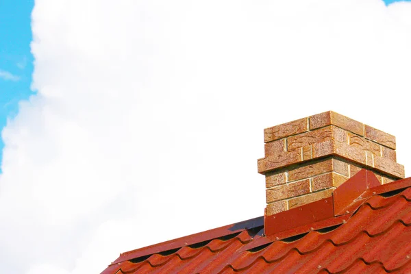 空と、家の屋根 — ストック写真