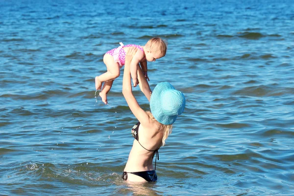 Maman avec un enfant dans la mer — Photo