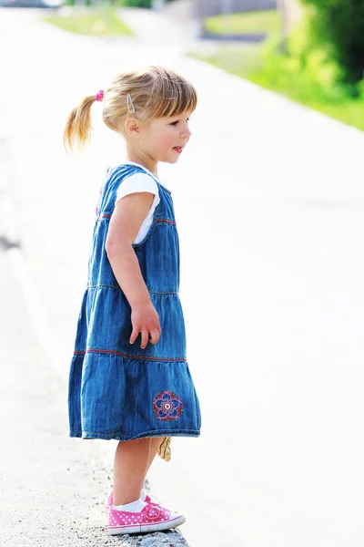 A beautiful little girl on the nature — Stock Photo, Image