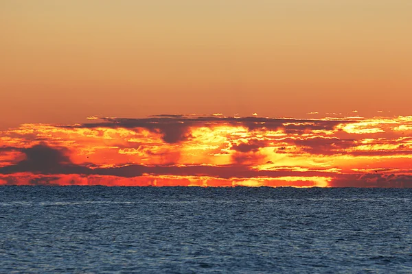 Dawn of the sun on the sea — Stock Photo, Image