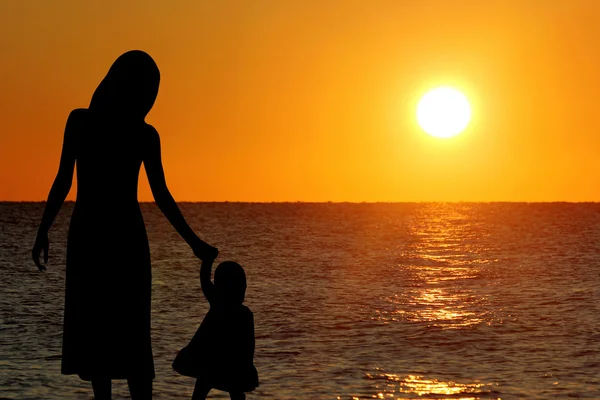 Mãe com bebê na costa do mar — Fotografia de Stock