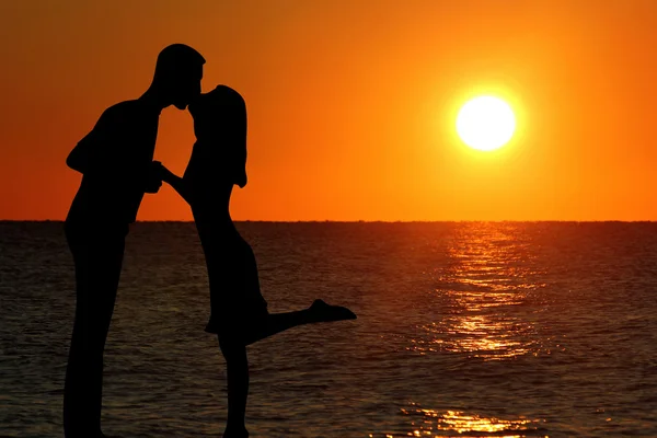 Casal na costa do mar — Fotografia de Stock