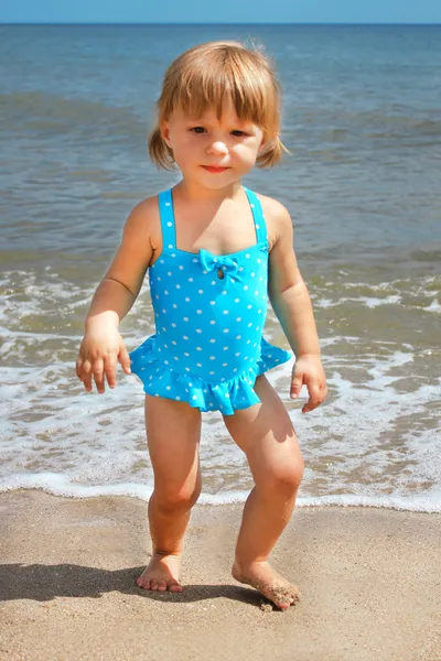 Liten flicka på stranden vid havet — Stockfoto