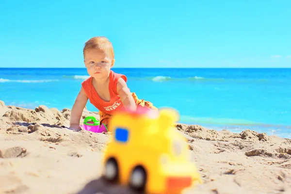 Liten flicka på havet — Stockfoto